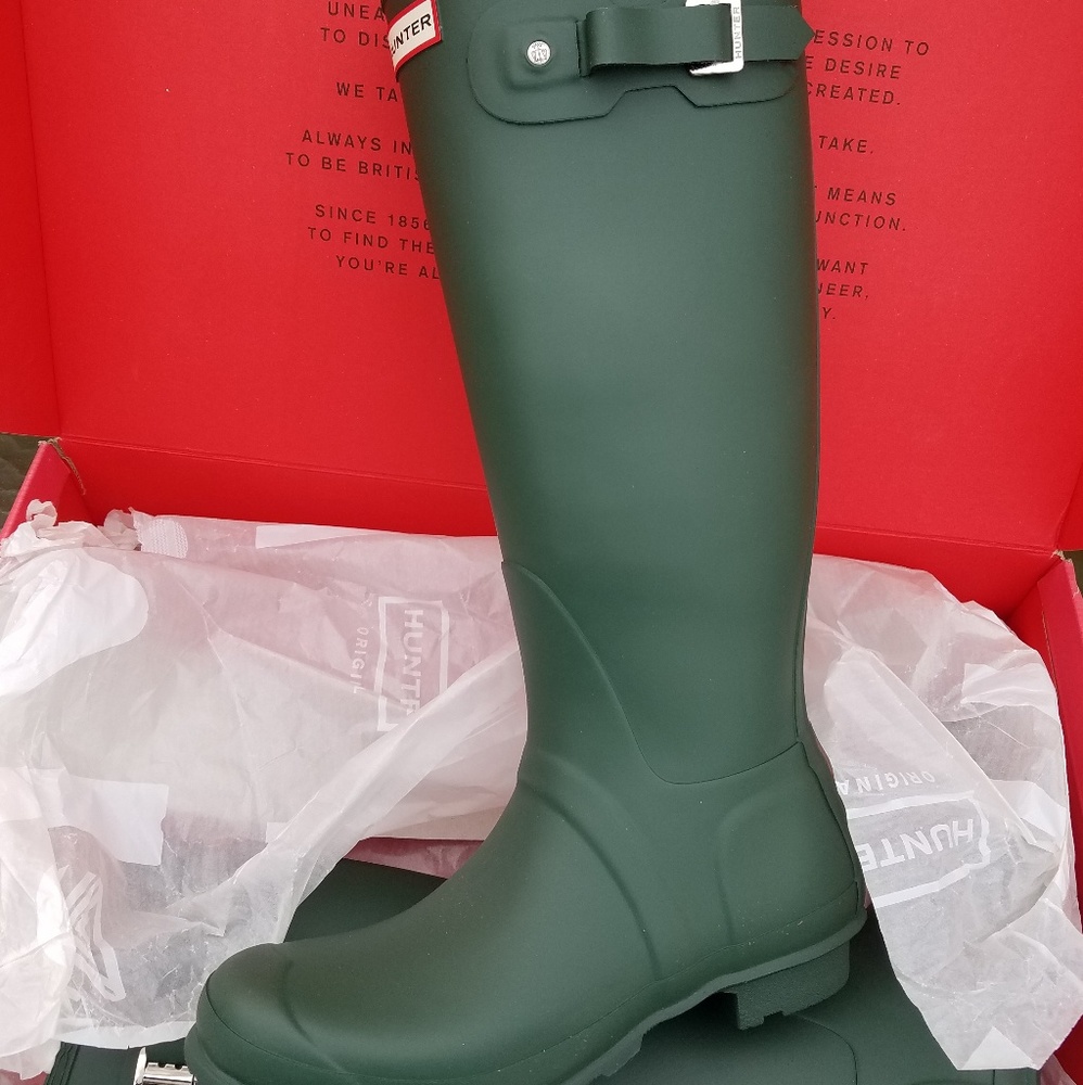 Brand NEW in BOX Hunter Boots green size 10